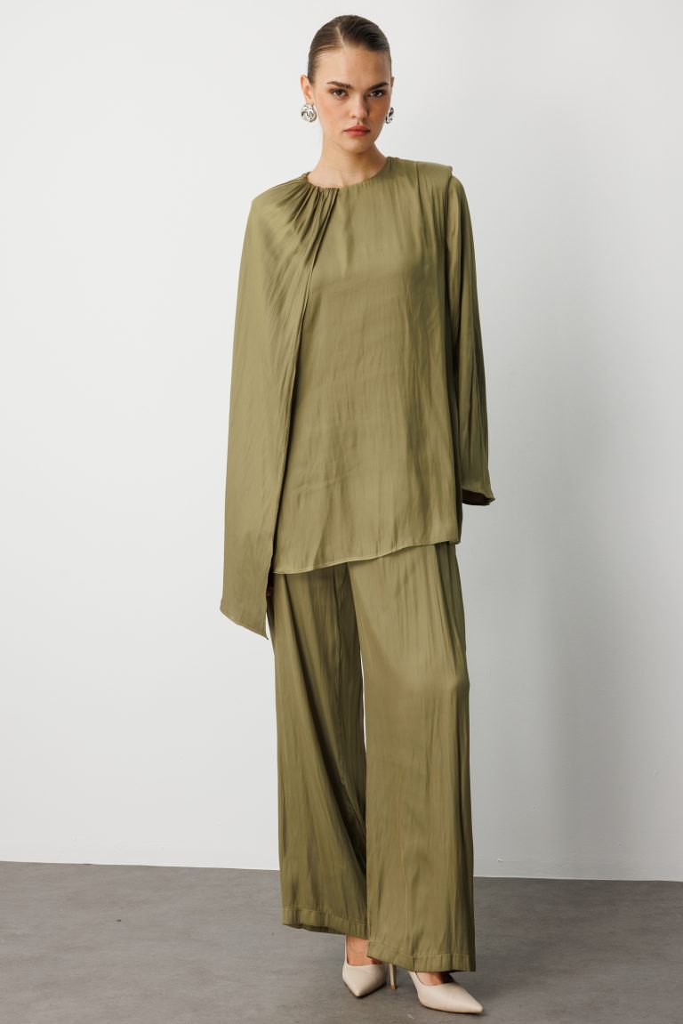 Mizalle Parça Pelerin Detaylı Saten Şık Yeşil Bluz - Mizalle