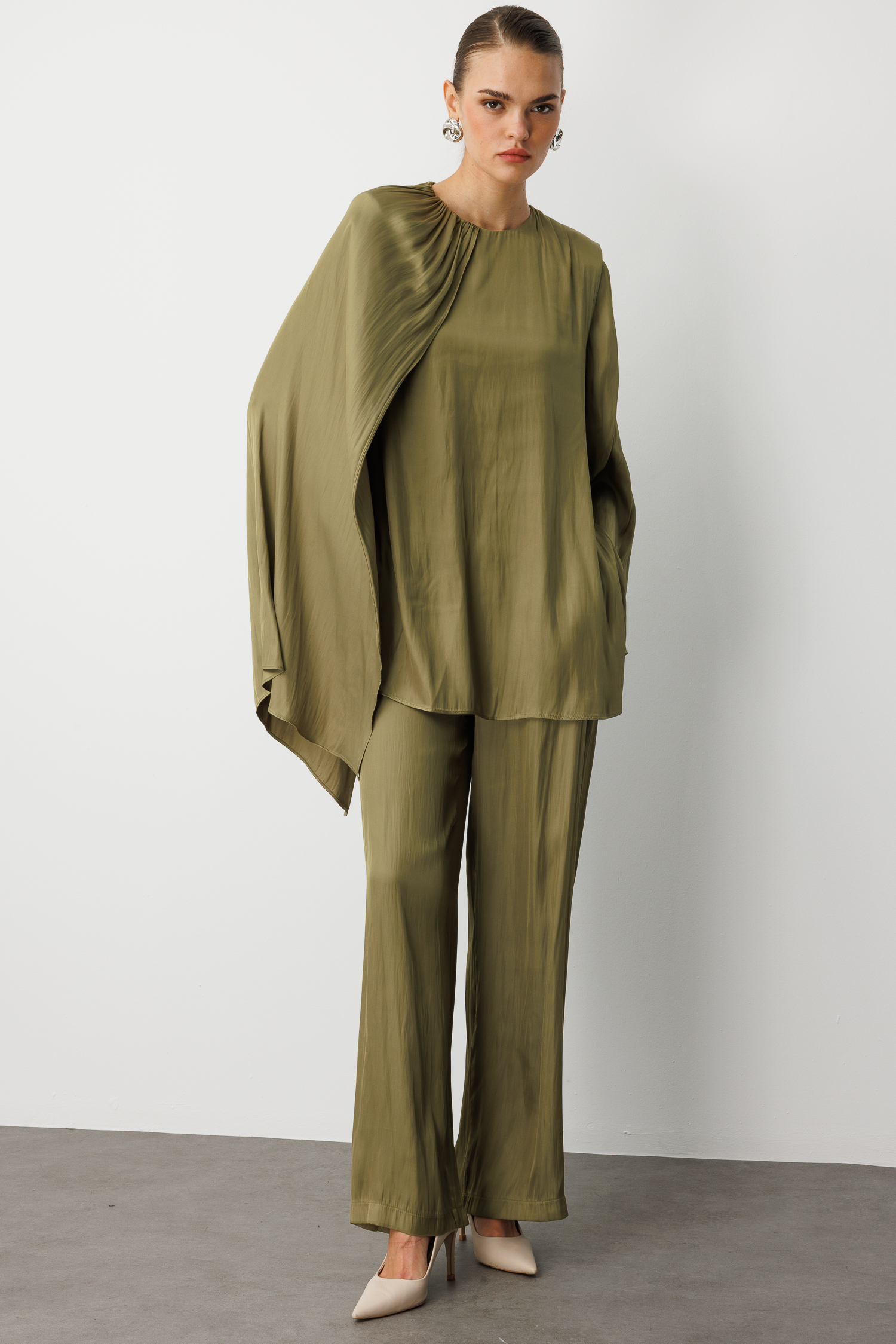 Mizalle Parça Pelerin Detaylı Saten Şık Yeşil Bluz