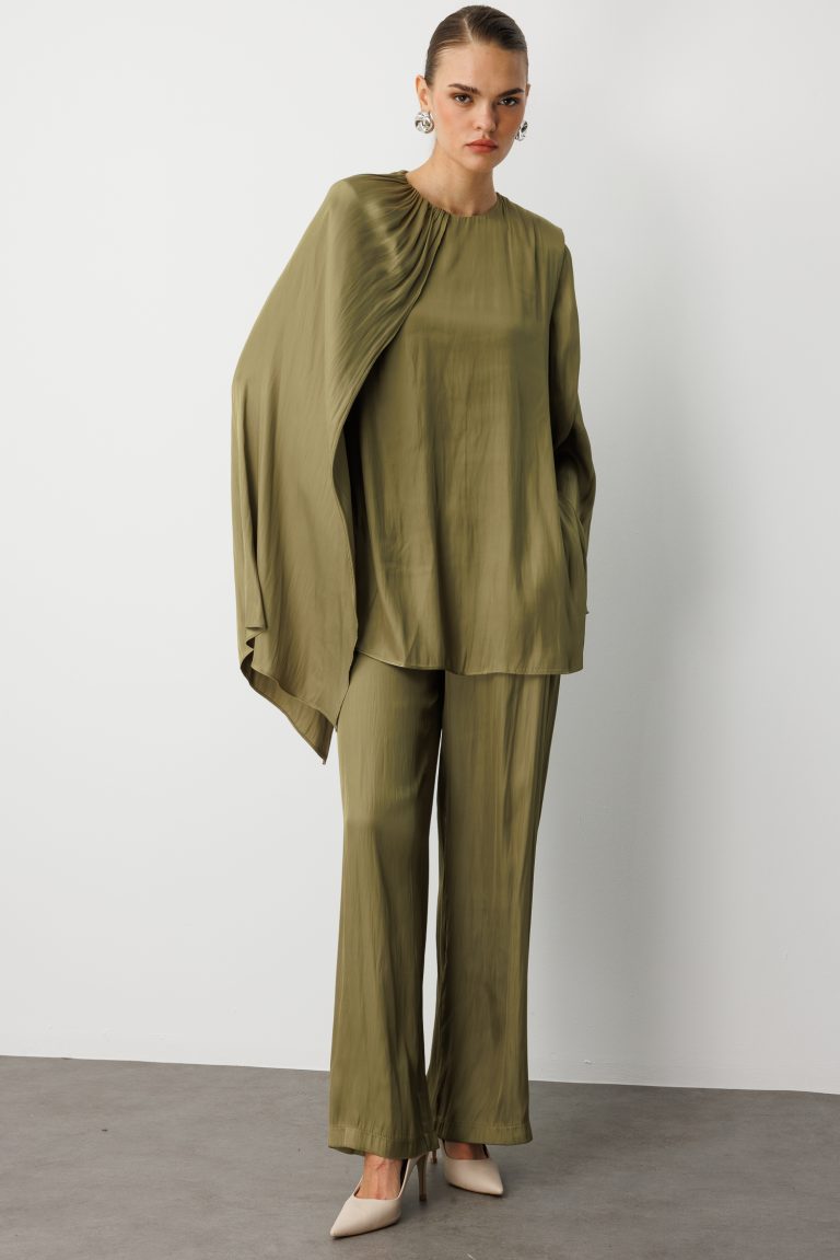 Mizalle Parça Pelerin Detaylı Saten Şık Yeşil Bluz - Mizalle