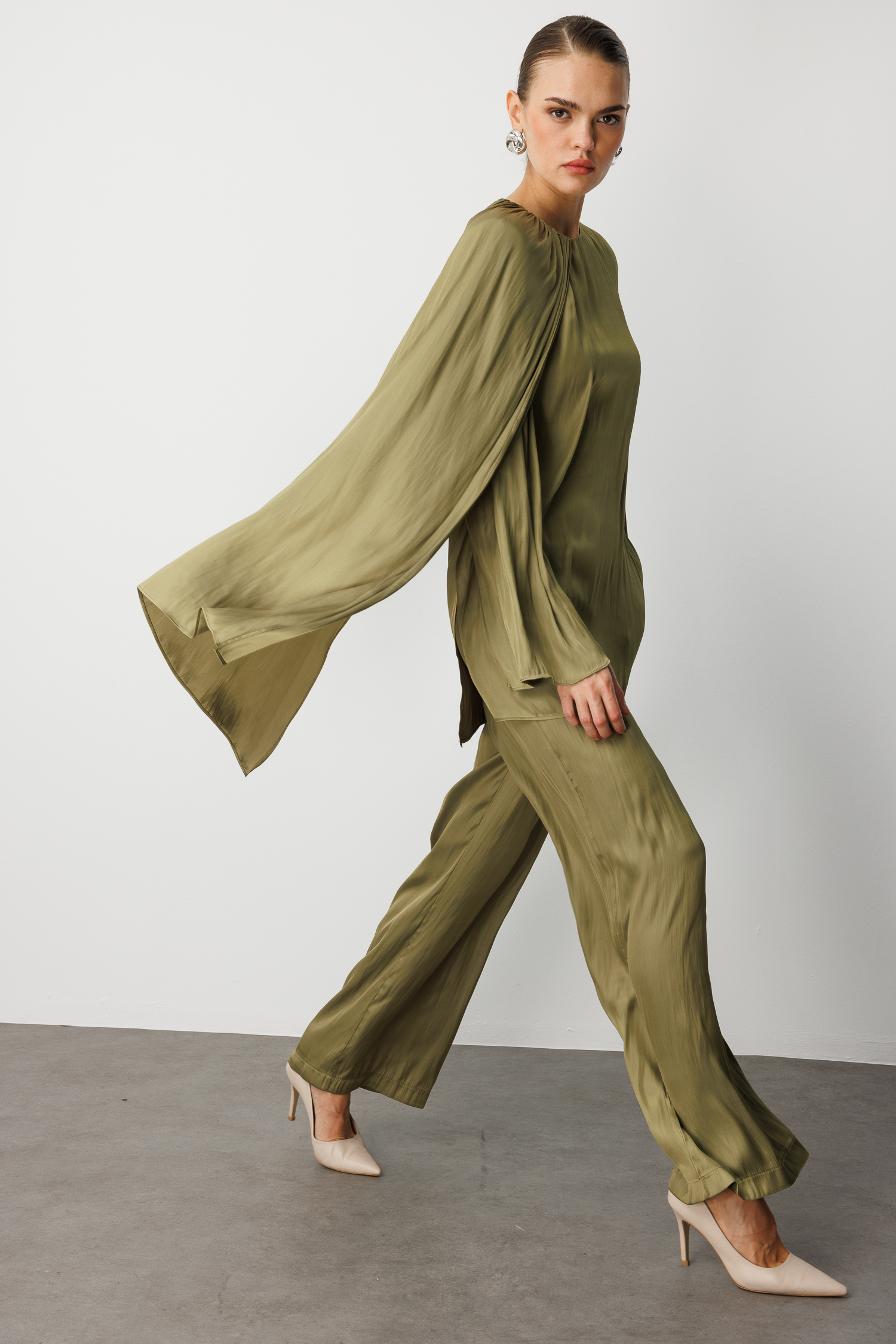 Mizalle Parça Pelerin Detaylı Saten Şık Yeşil Bluz