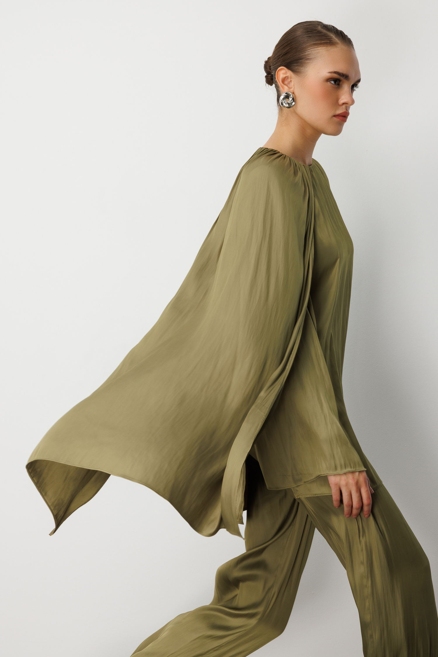 Mizalle - Mizalle Parça Pelerin Detaylı Saten Şık Yeşil Bluz