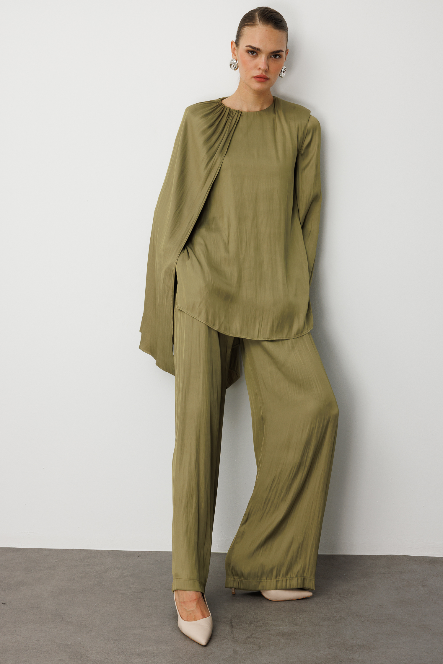 Mizalle Parça Pelerin Detaylı Saten Şık Yeşil Bluz