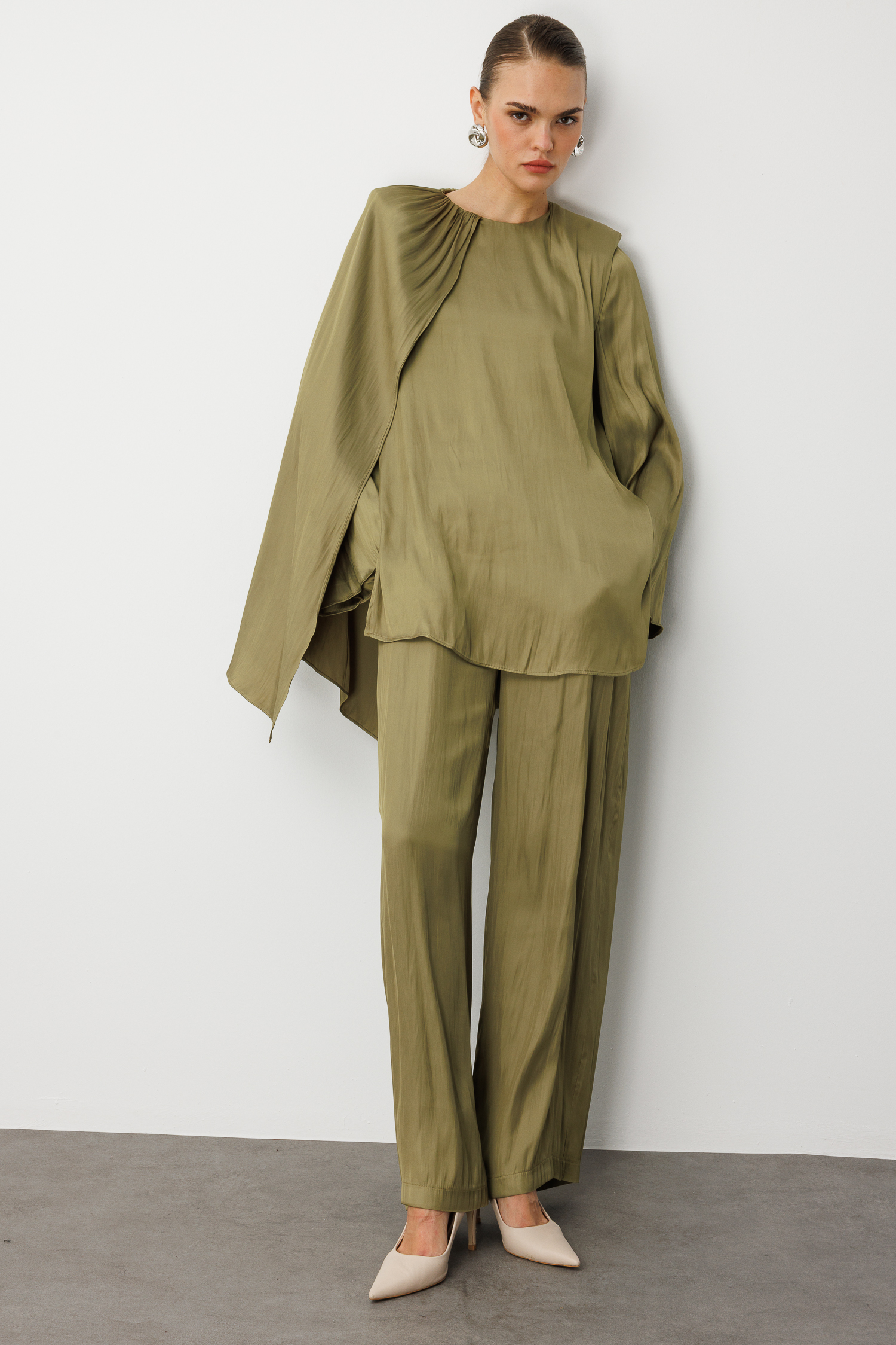 Mizalle Parça Pelerin Detaylı Saten Şık Yeşil Bluz