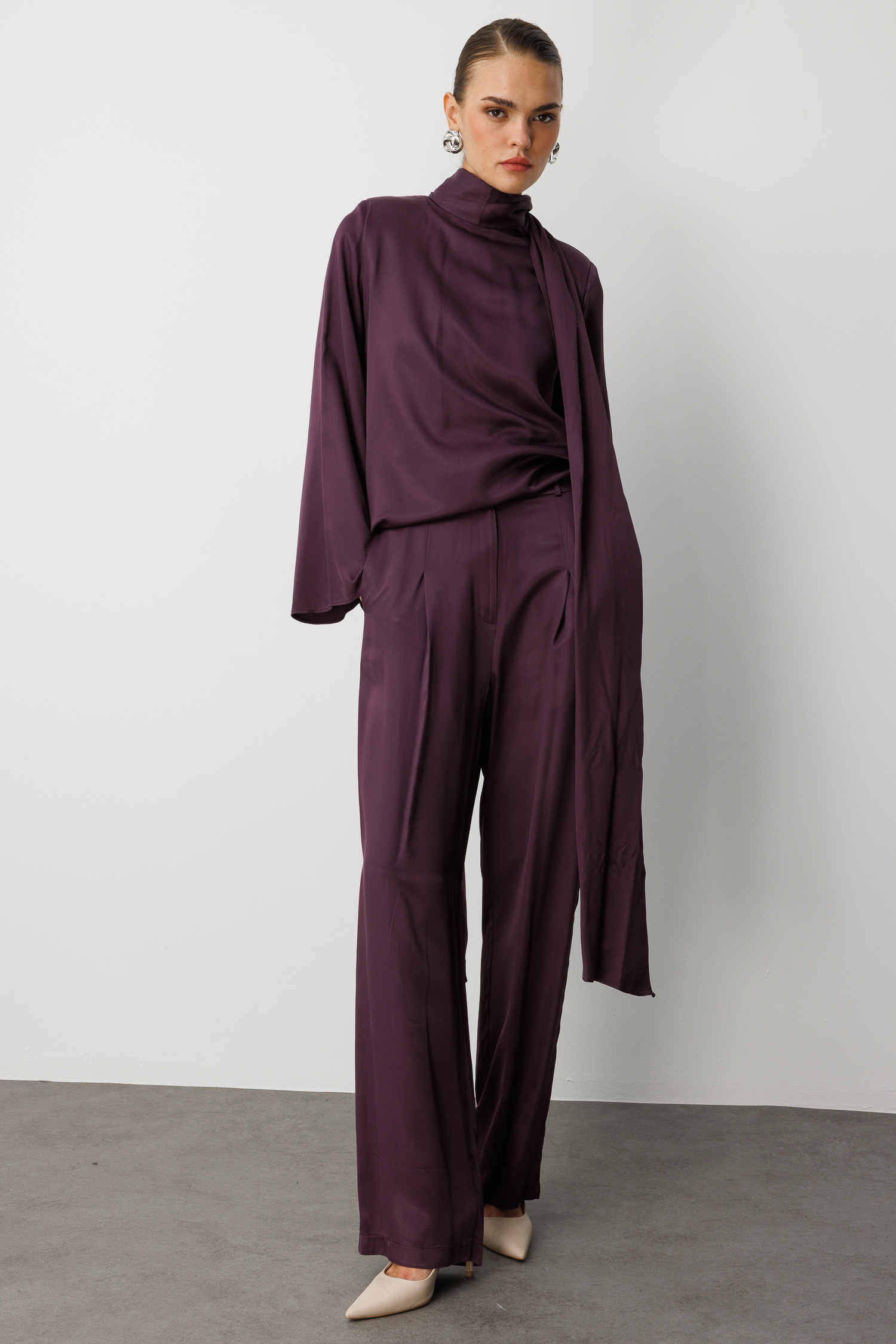 Mizalle Pilise Detaylı Bordo Saten Dökümlü Pantolon