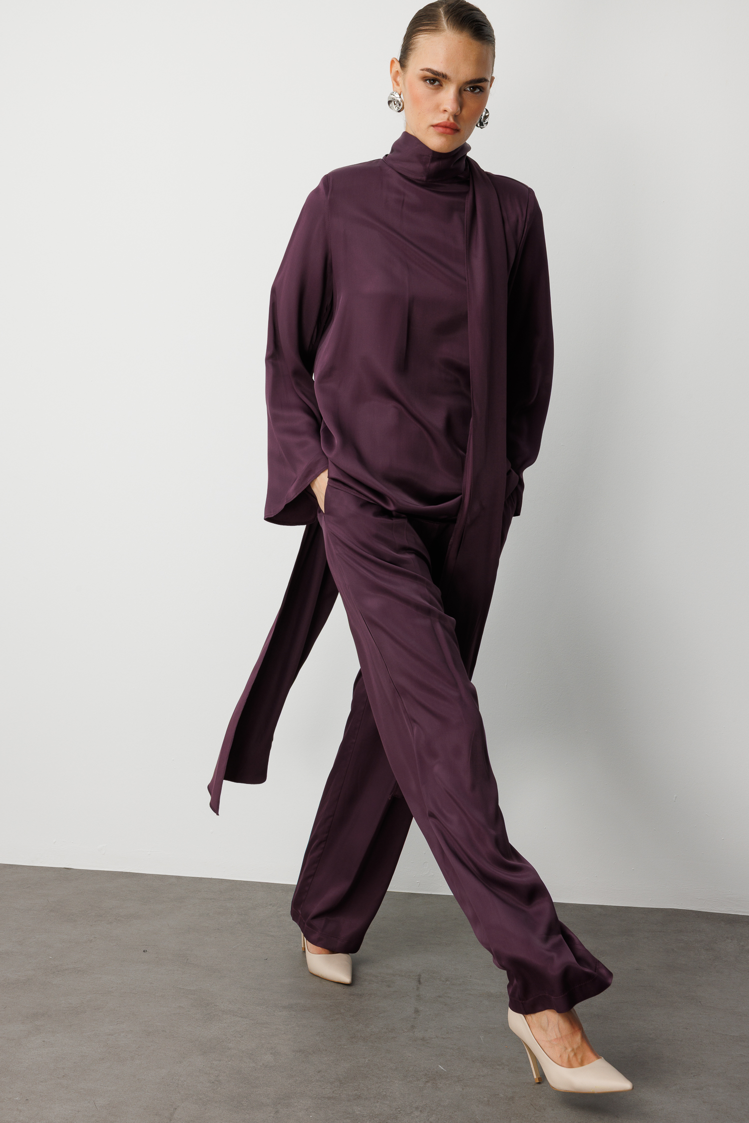 Mizalle - Mizalle Pilise Detaylı Bordo Saten Dökümlü Pantolon