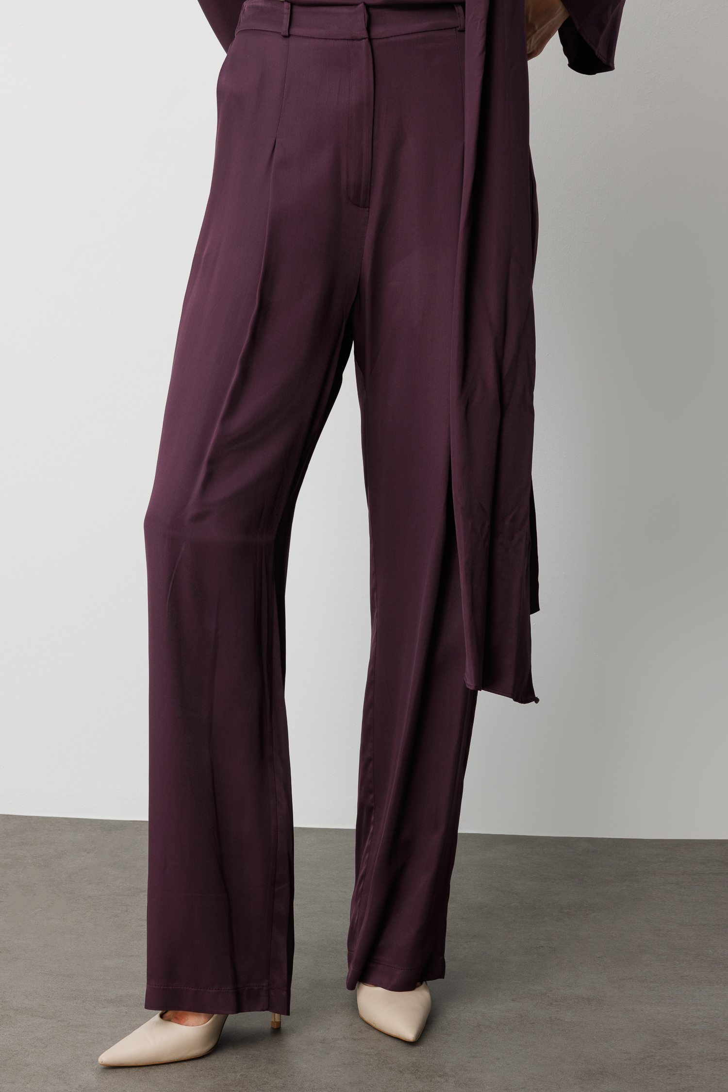 Mizalle Pilise Detaylı Bordo Saten Dökümlü Pantolon