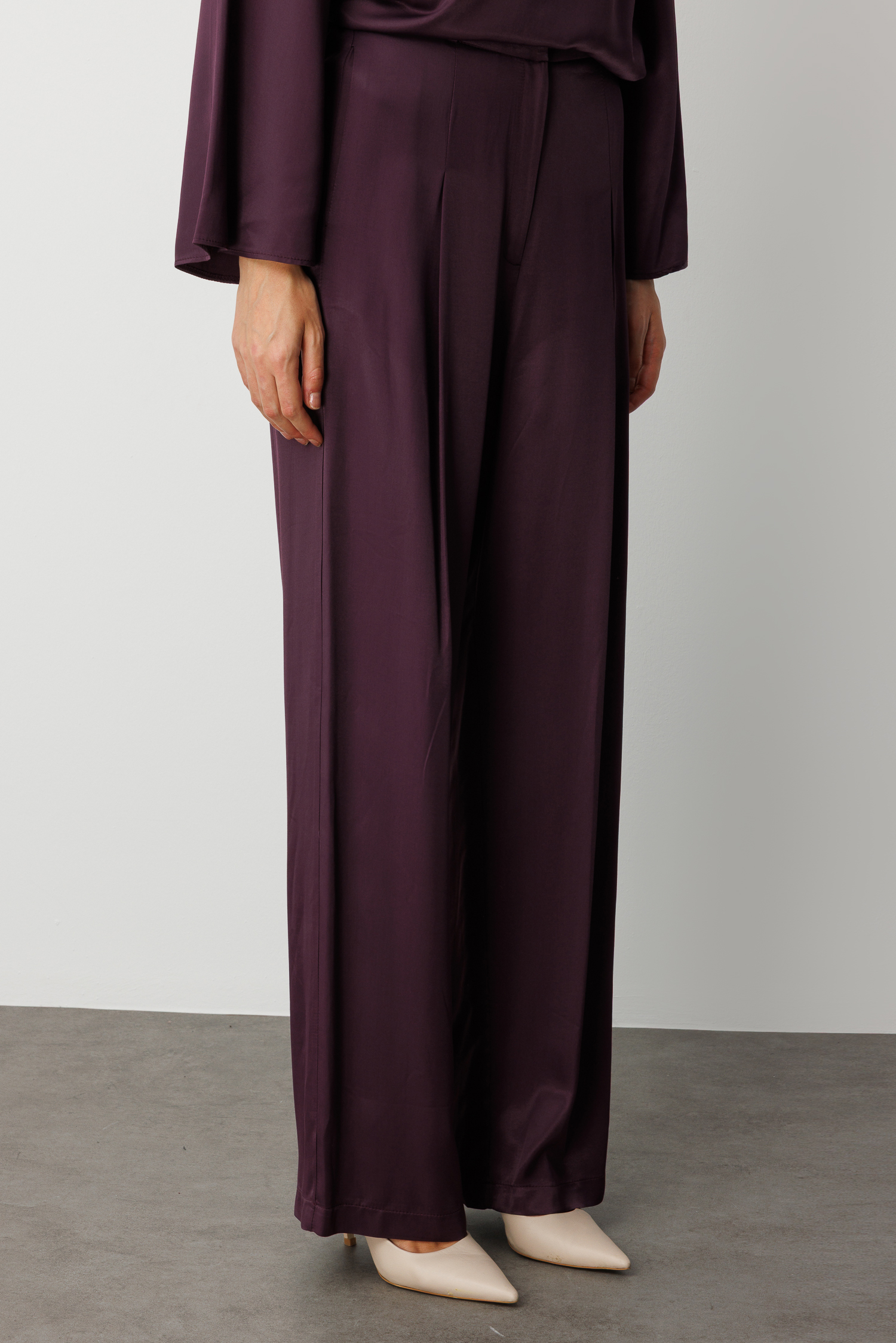 Mizalle Pilise Detaylı Bordo Saten Dökümlü Pantolon