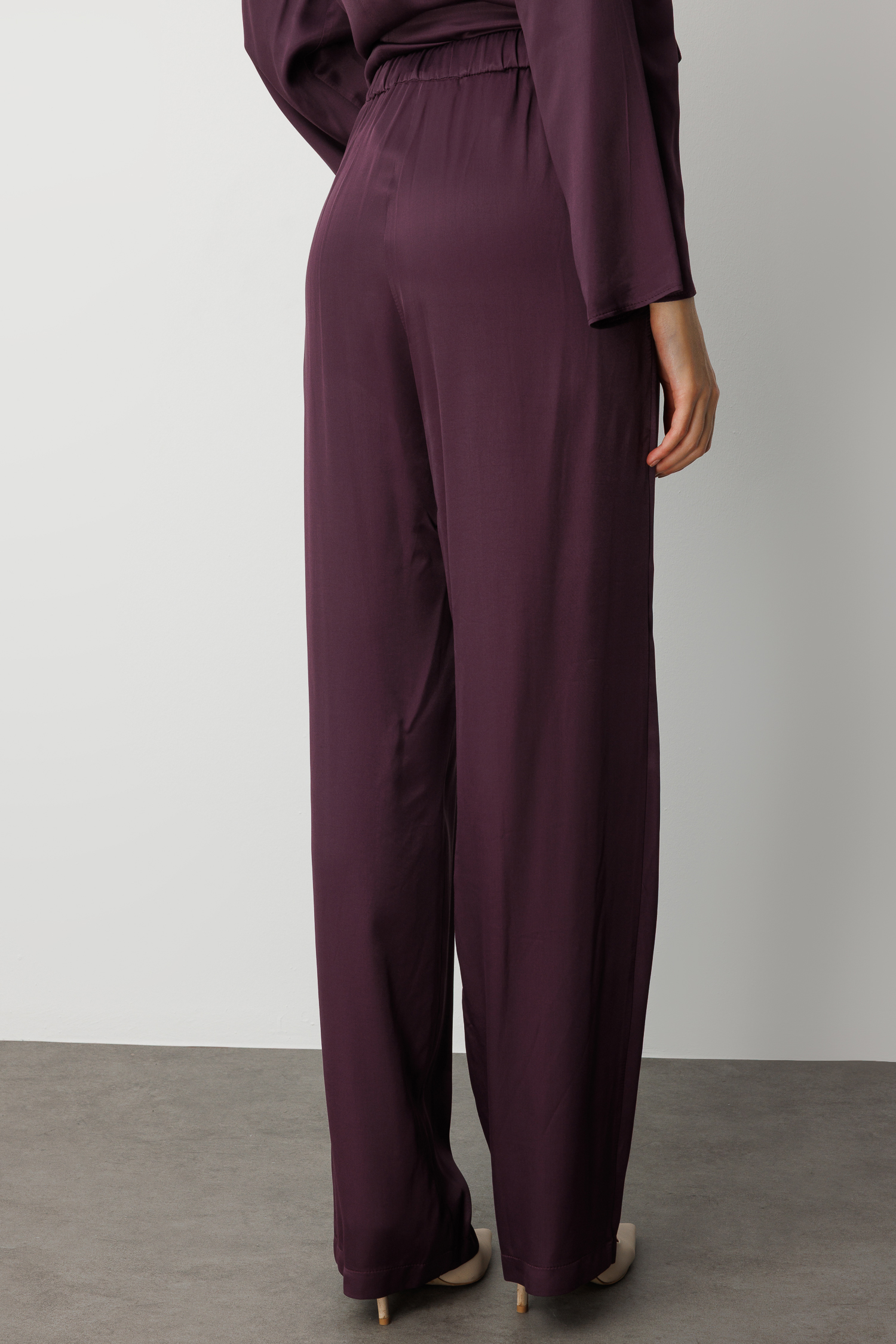 Mizalle Pilise Detaylı Bordo Saten Dökümlü Pantolon