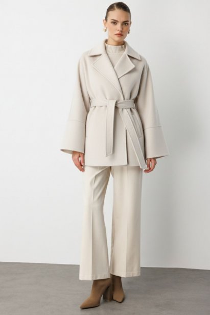 Mizalle Rahat Kesim Yünlü Kısa Bej Rengi Kaşe Kaban - Mizalle