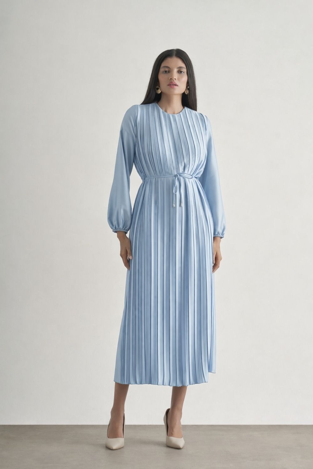 Mizalle Saten Dokulu İnce Piliseli Açık Mavi Maksi Elbise - Mizalle