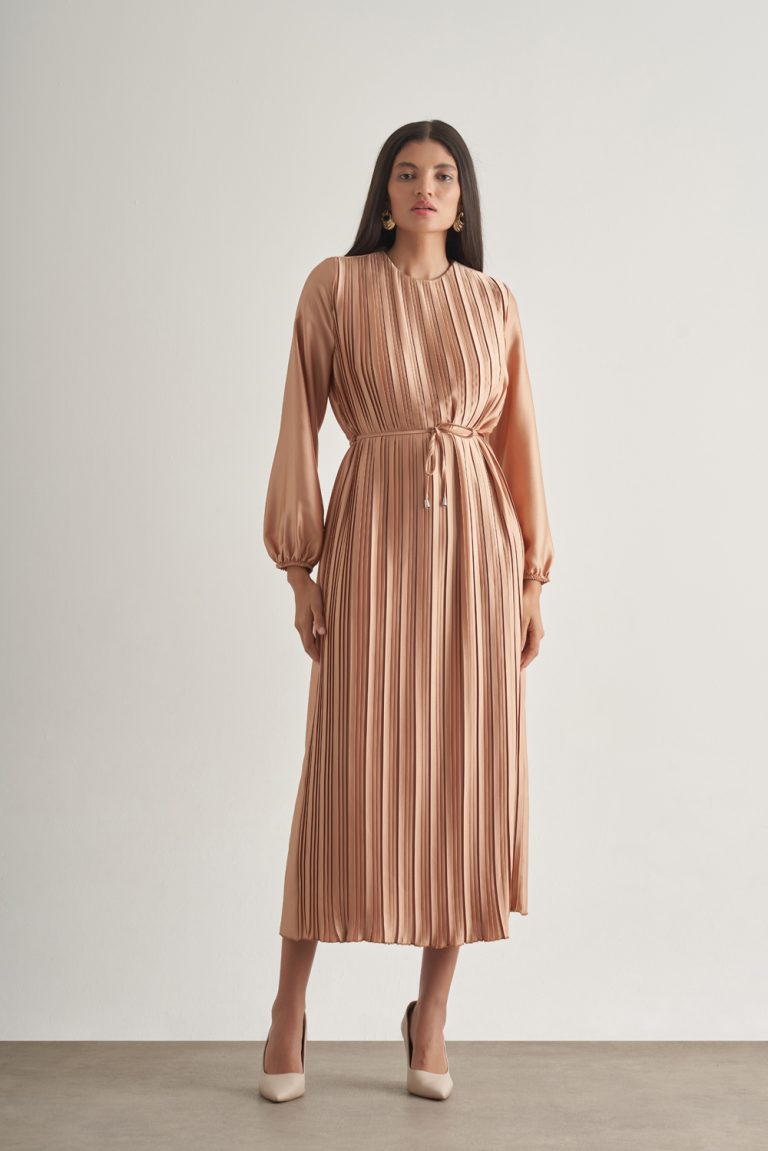 Mizalle Saten Dokulu İnce Piliseli Bej Rengi Maksi Elbise - Mizalle