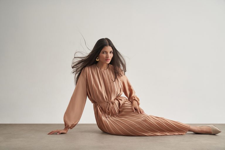 Mizalle Saten Dokulu İnce Piliseli Bej Rengi Maksi Elbise - Mizalle