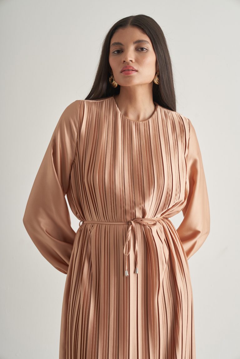 Mizalle Saten Dokulu İnce Piliseli Bej Rengi Maksi Elbise - Mizalle