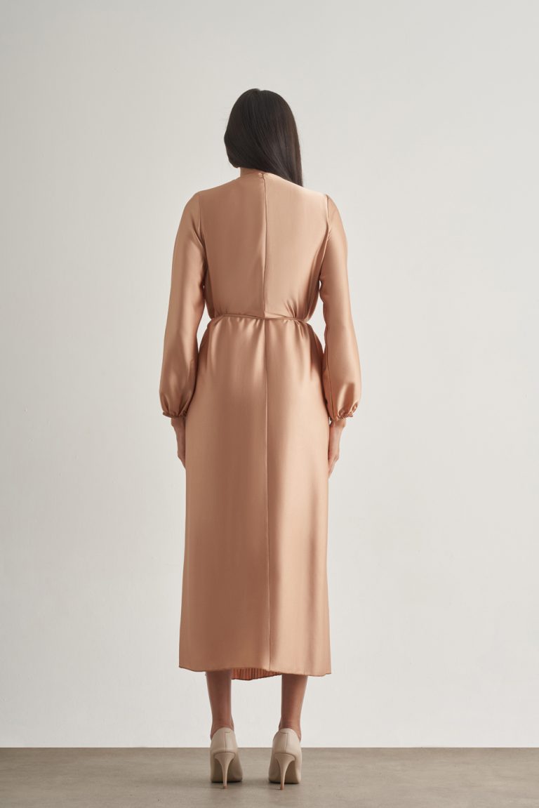 Mizalle Saten Dokulu İnce Piliseli Bej Rengi Maksi Elbise - Mizalle