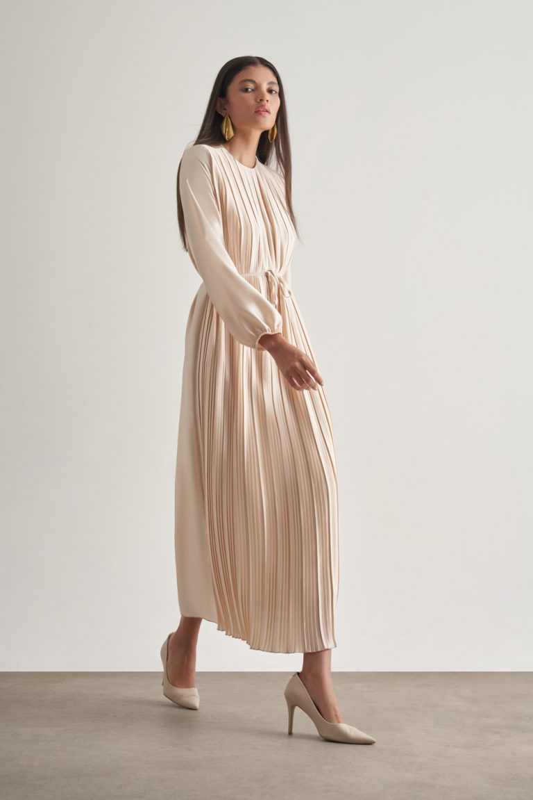 Mizalle Saten Dokulu İnce Piliseli Ekru Maksi Elbise - Mizalle