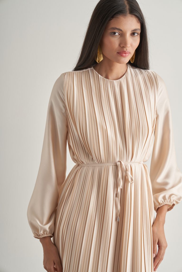 Mizalle Saten Dokulu İnce Piliseli Ekru Maksi Elbise - Mizalle