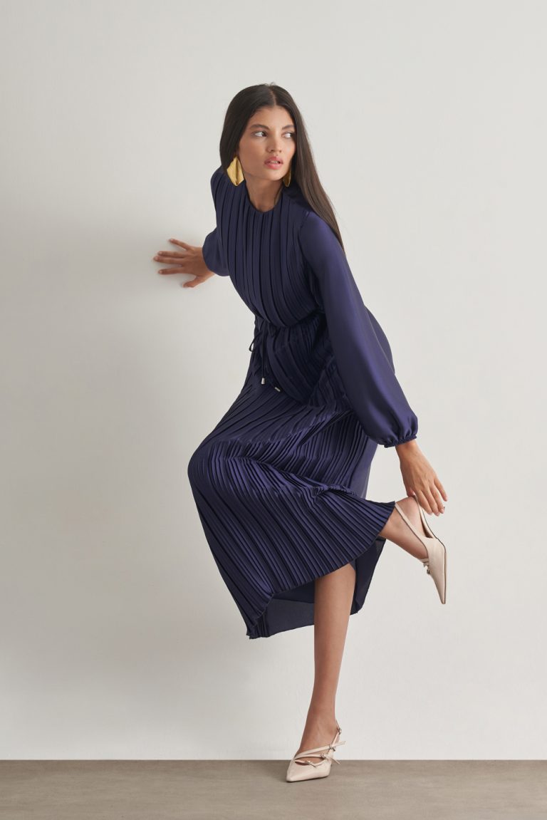 Mizalle Saten Dokulu İnce Piliseli Lacivert Maksi Elbise - Mizalle