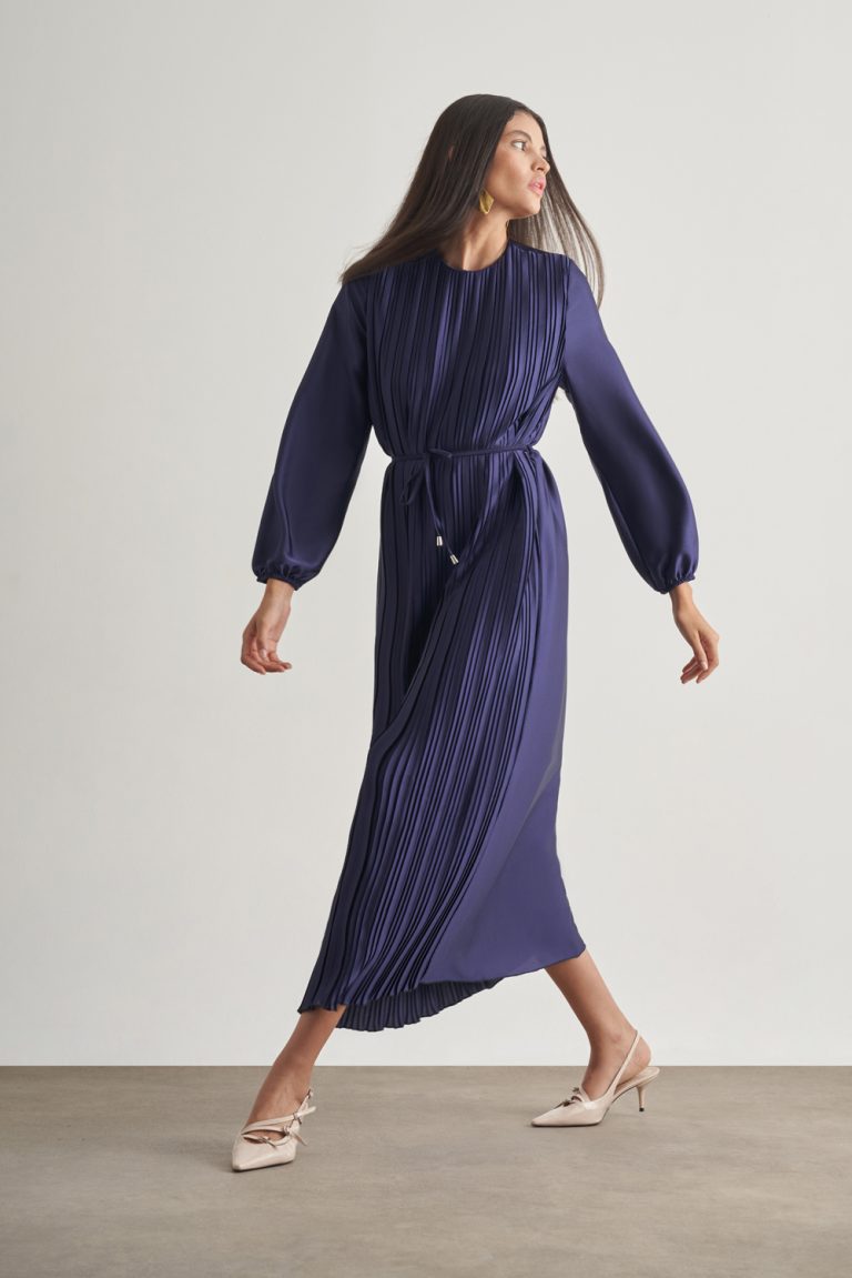 Mizalle Saten Dokulu İnce Piliseli Lacivert Maksi Elbise - Mizalle