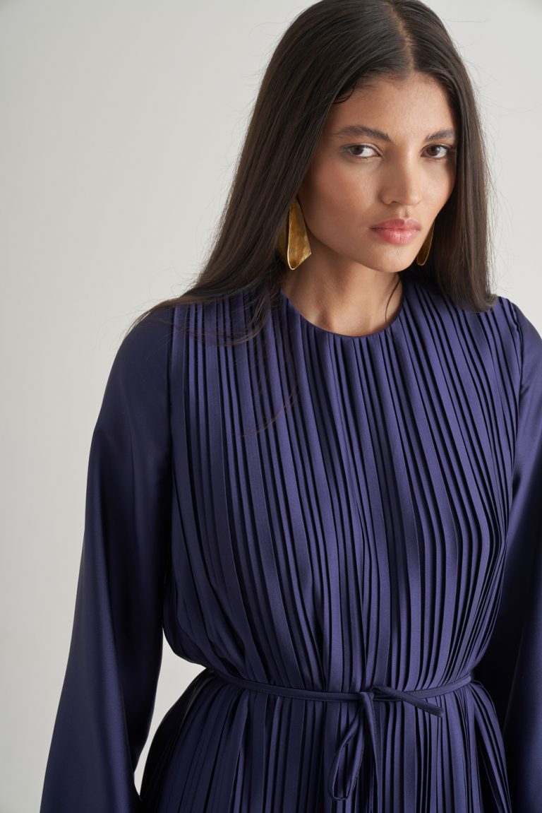 Mizalle Saten Dokulu İnce Piliseli Lacivert Maksi Elbise - Mizalle