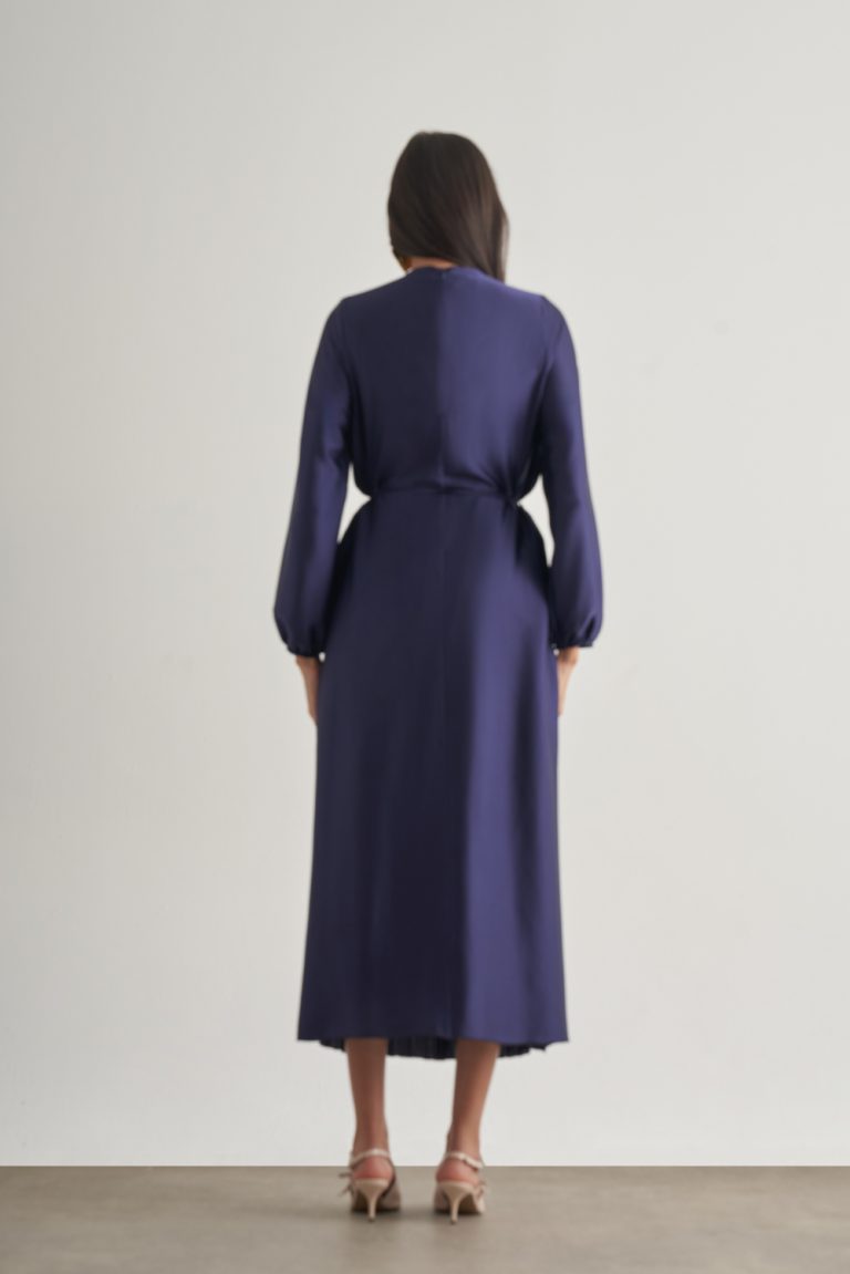 Mizalle Saten Dokulu İnce Piliseli Lacivert Maksi Elbise - Mizalle