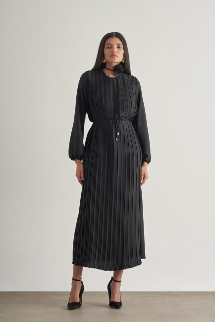 Mizalle - Mizalle Saten Dokulu İnce Piliseli Siyah Maksi Elbise