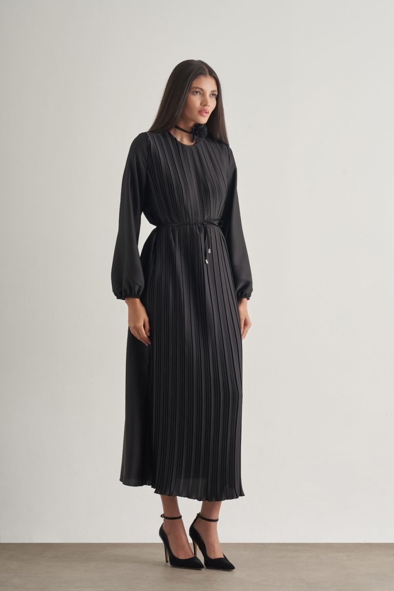 Mizalle Saten Dokulu İnce Piliseli Siyah Maksi Elbise - Mizalle