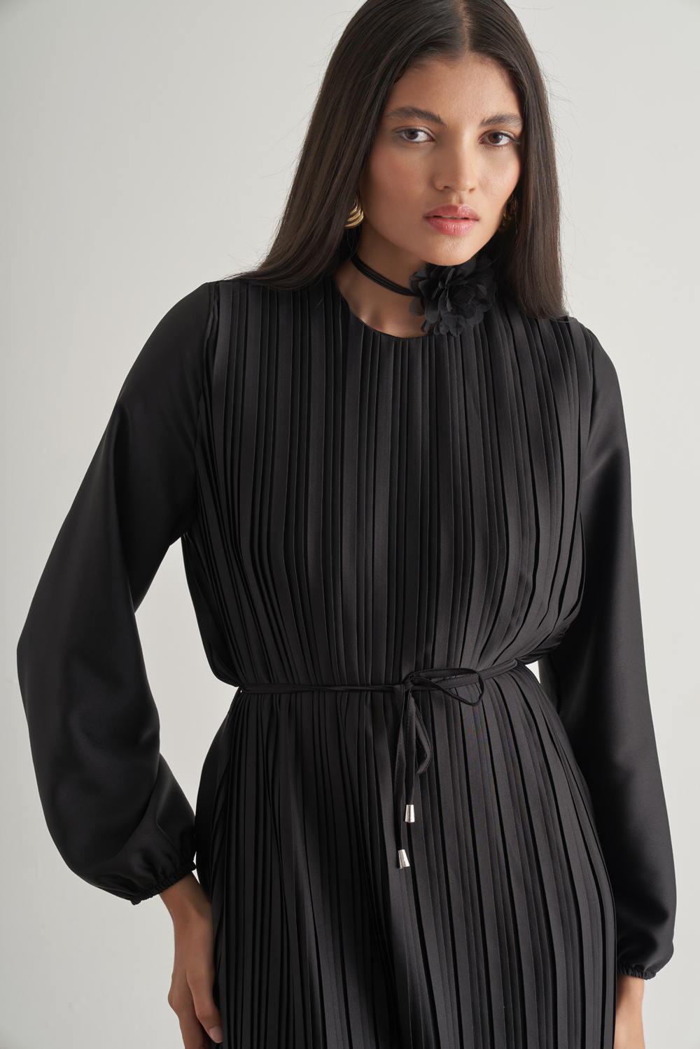 Mizalle Saten Dokulu İnce Piliseli Siyah Maksi Elbise Mizalle Saten Dokulu İnce Piliseli Siyah Maksi Elbise