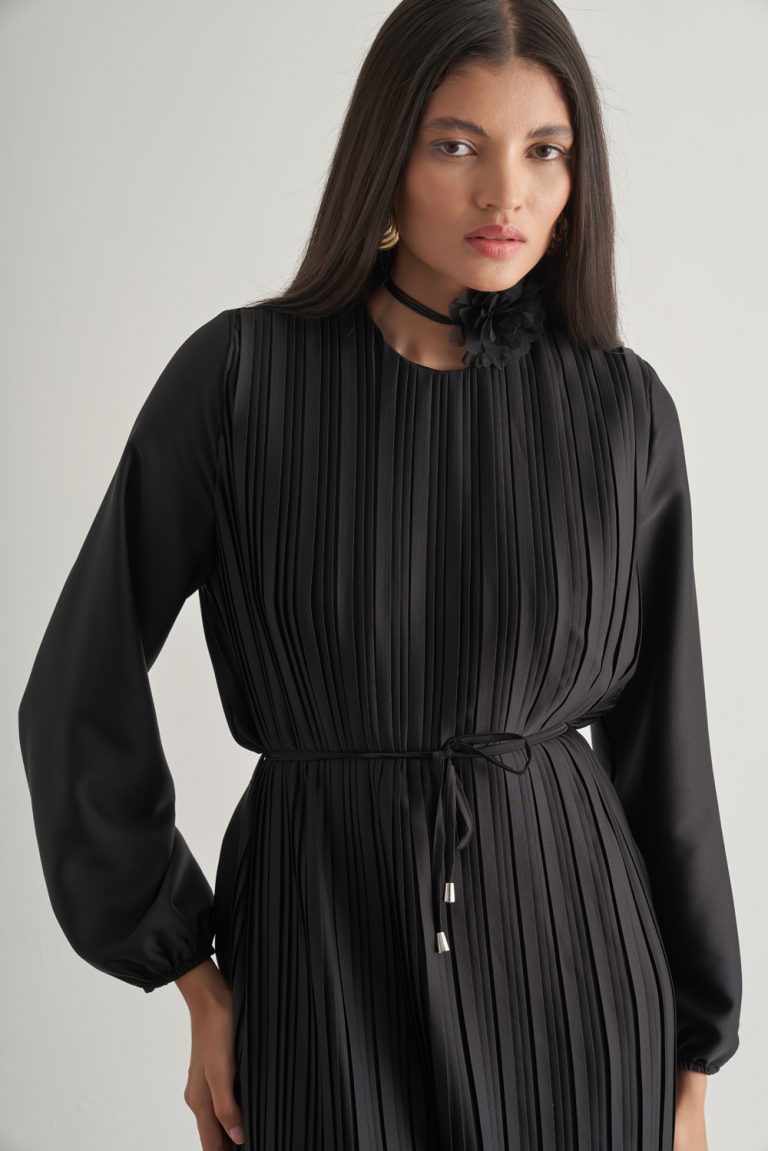 Mizalle Saten Dokulu İnce Piliseli Siyah Maksi Elbise - Mizalle