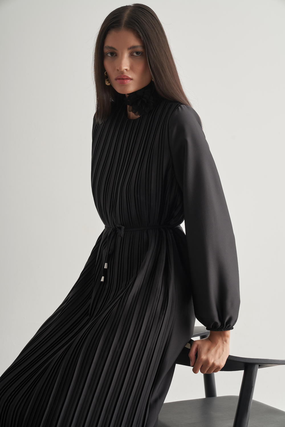 Mizalle Saten Dokulu İnce Piliseli Siyah Maksi Elbise Mizalle Saten Dokulu İnce Piliseli Siyah Maksi Elbise