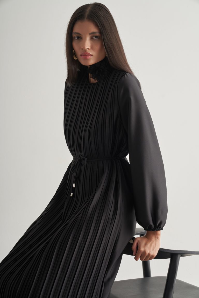 Mizalle Saten Dokulu İnce Piliseli Siyah Maksi Elbise - Mizalle