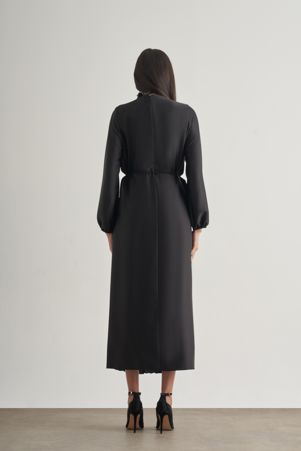 Mizalle Saten Dokulu İnce Piliseli Siyah Maksi Elbise Mizalle Saten Dokulu İnce Piliseli Siyah Maksi Elbise