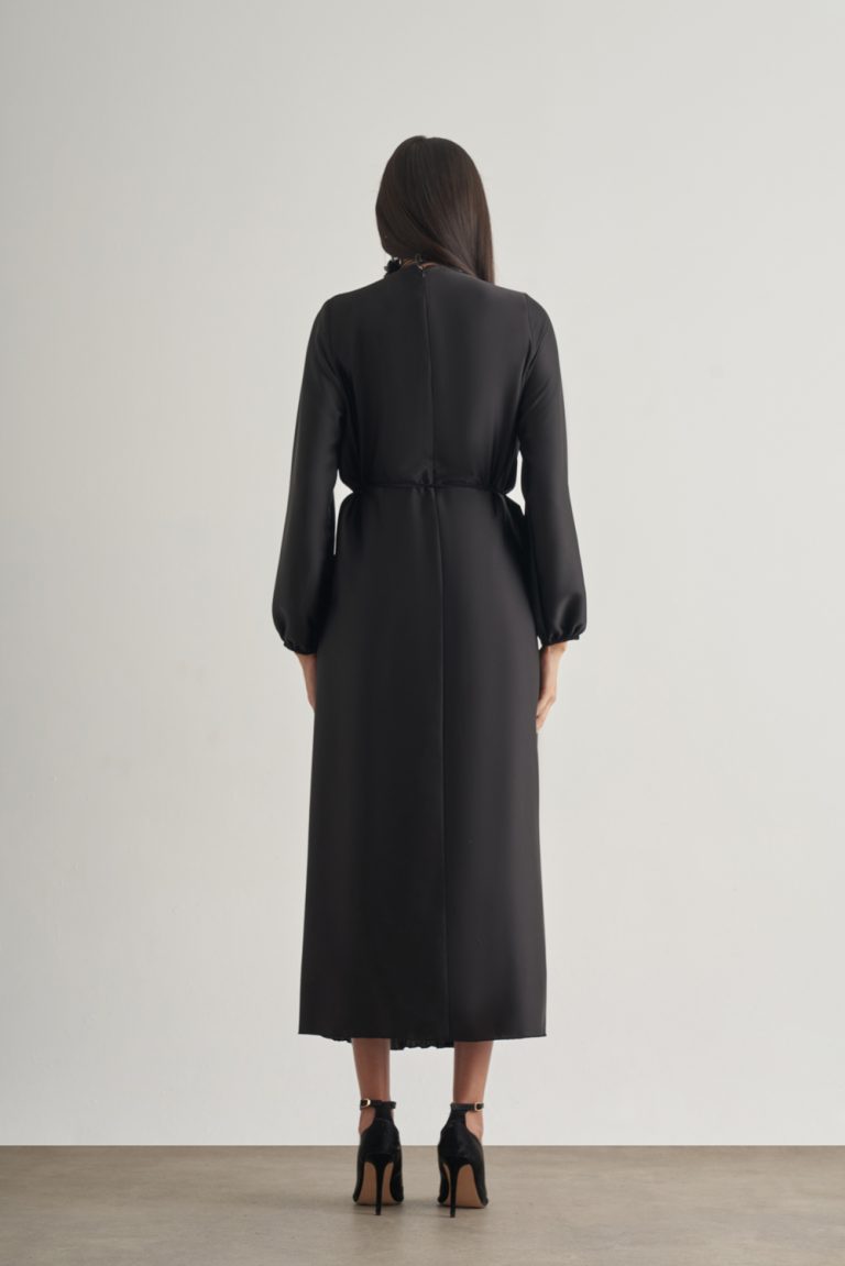 Mizalle Saten Dokulu İnce Piliseli Siyah Maksi Elbise - Mizalle