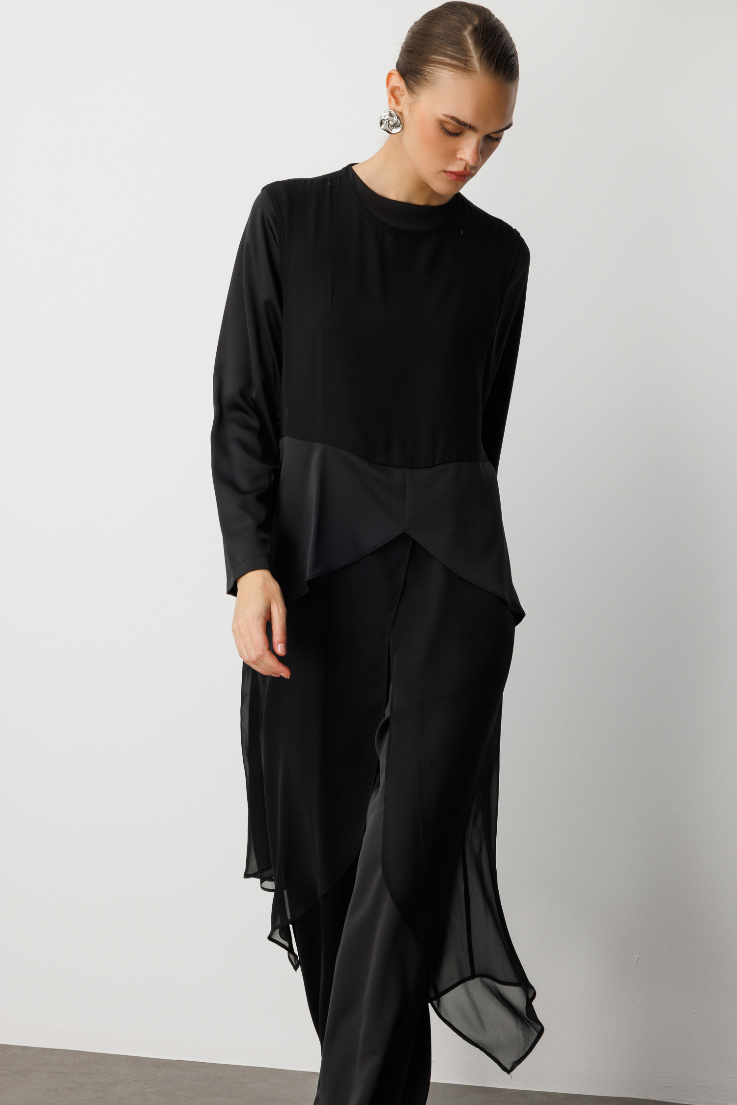 Mizalle Şifon Detaylı Uzun Saten Şık Siyah Tulum - 3