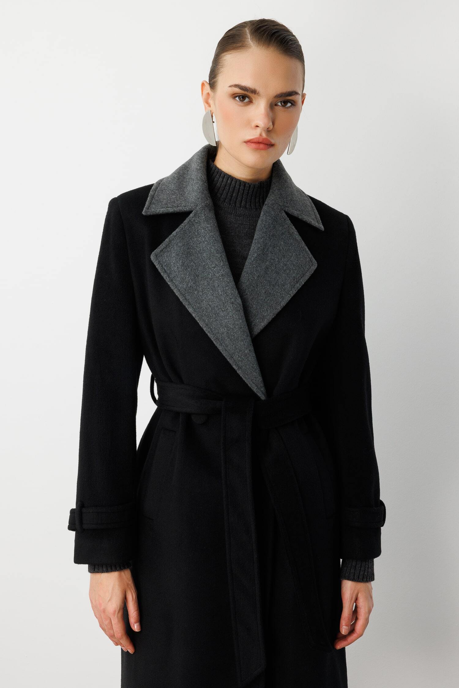 Mizalle Siyah Gri Detaylı Uzun Klasik Kaşe Kaban - Mizalle