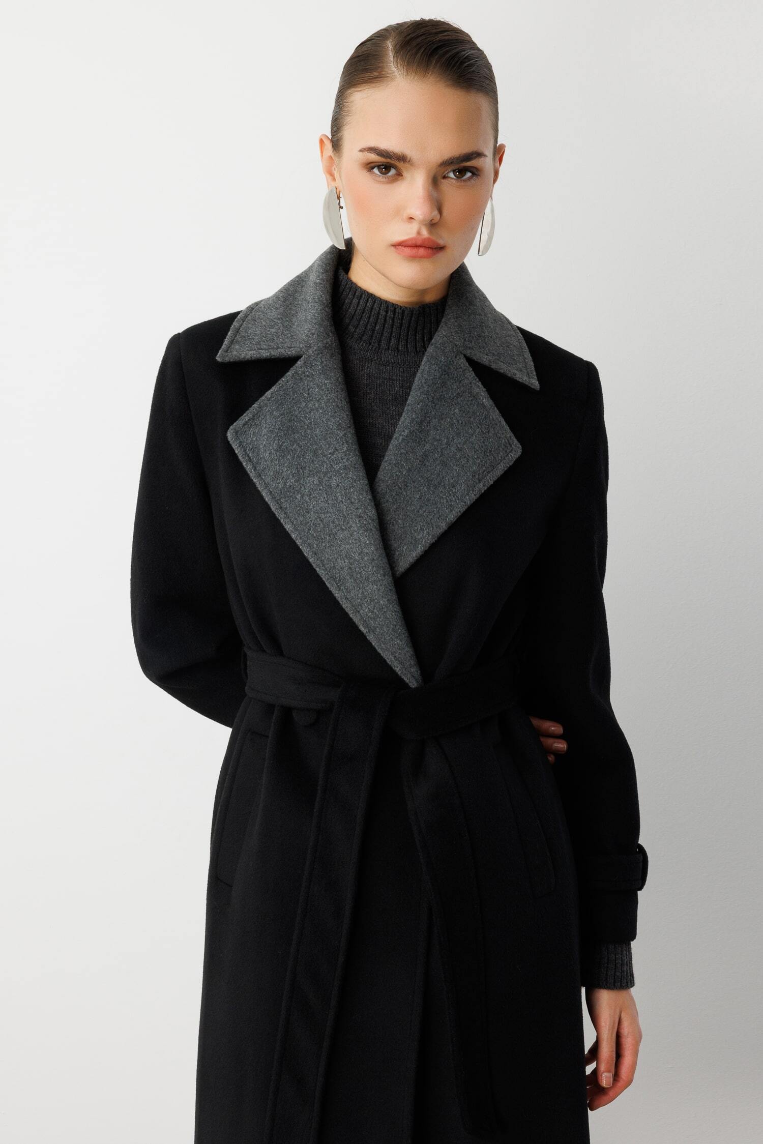 Mizalle Siyah Gri Detaylı Uzun Klasik Kaşe Kaban - Mizalle