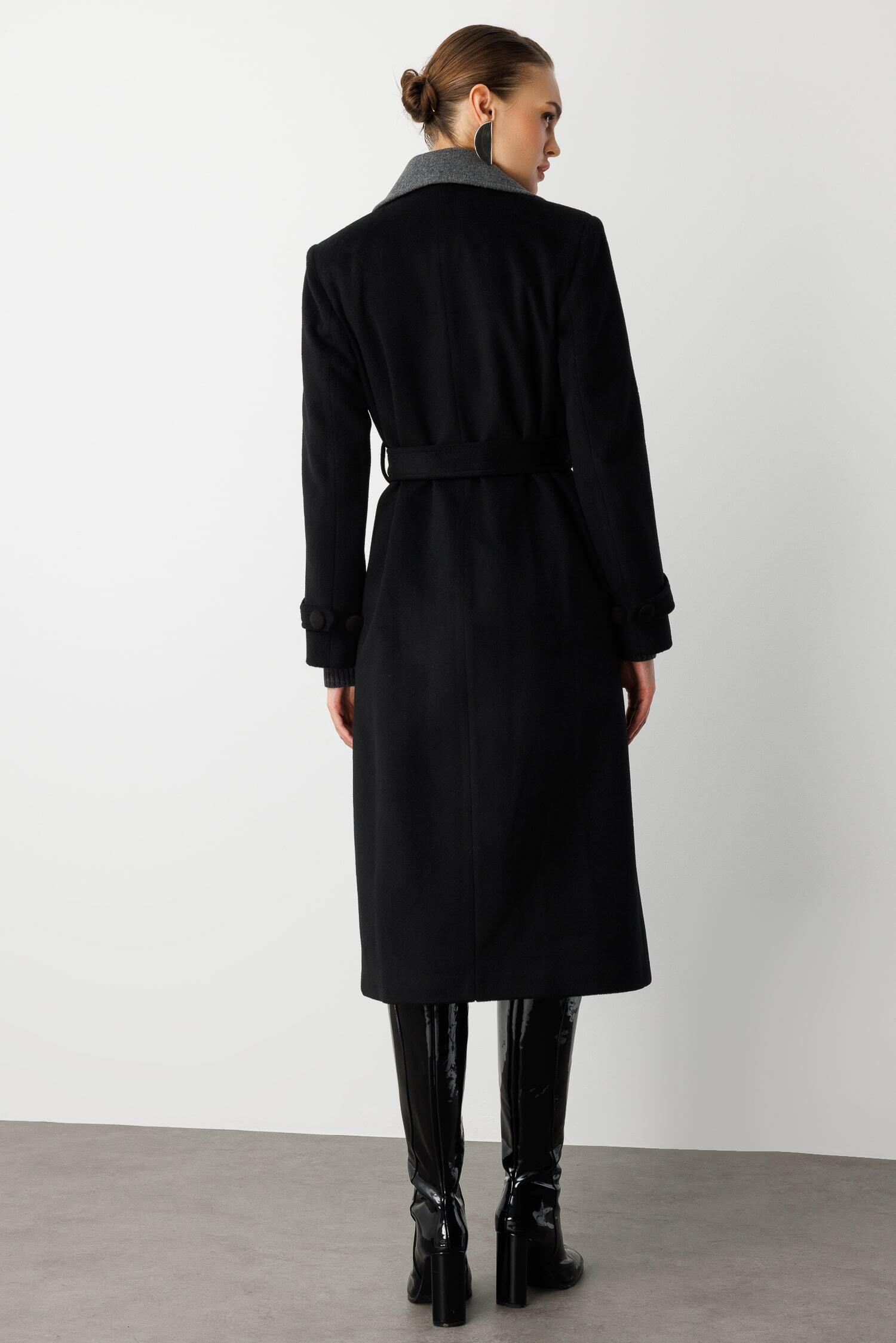 Mizalle Siyah Gri Detaylı Uzun Klasik Kaşe Kaban - Mizalle