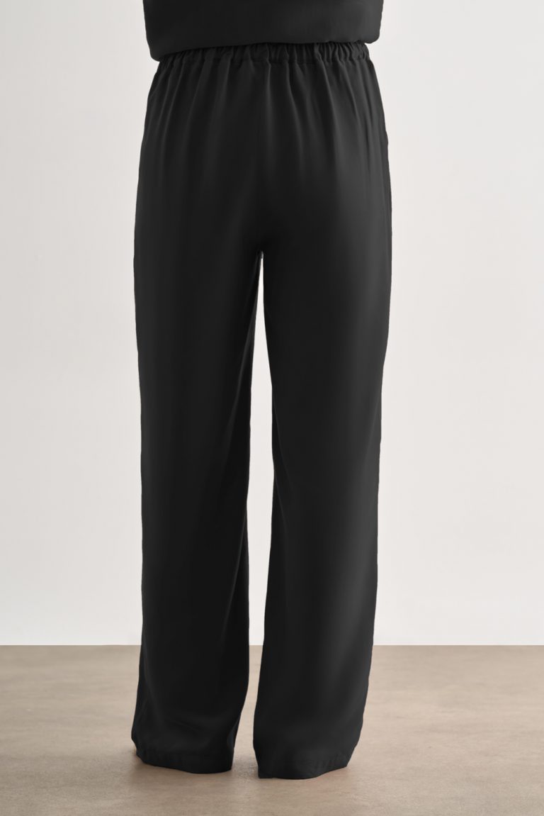 Mizalle Siyah Kemerli Rahat Kesim Modal Pantolon - Mizalle