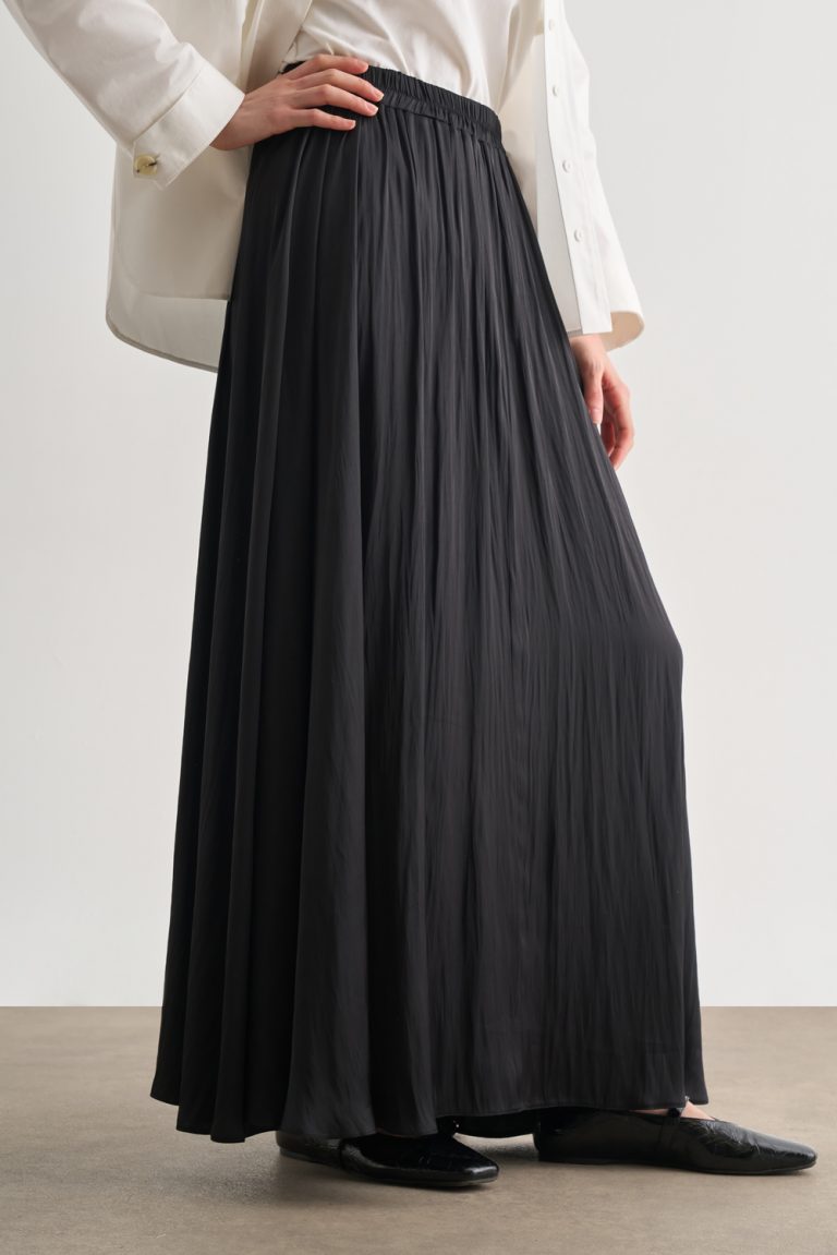 Mizalle Siyah Kırışık Görünümlü Saten Maksi Etek - Mizalle