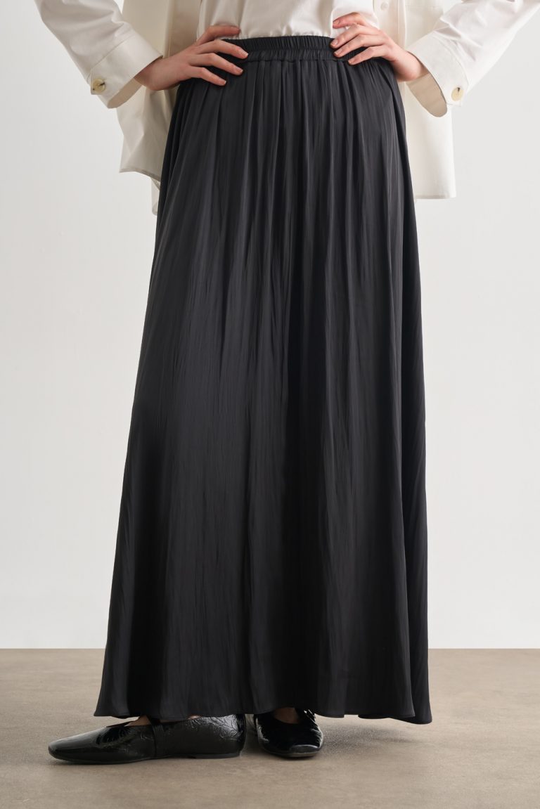 Mizalle Siyah Kırışık Görünümlü Saten Maksi Etek - Mizalle