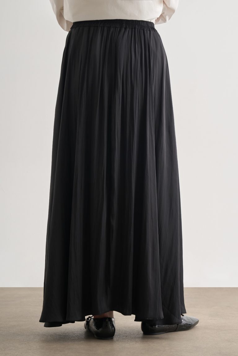 Mizalle Siyah Kırışık Görünümlü Saten Maksi Etek - Mizalle