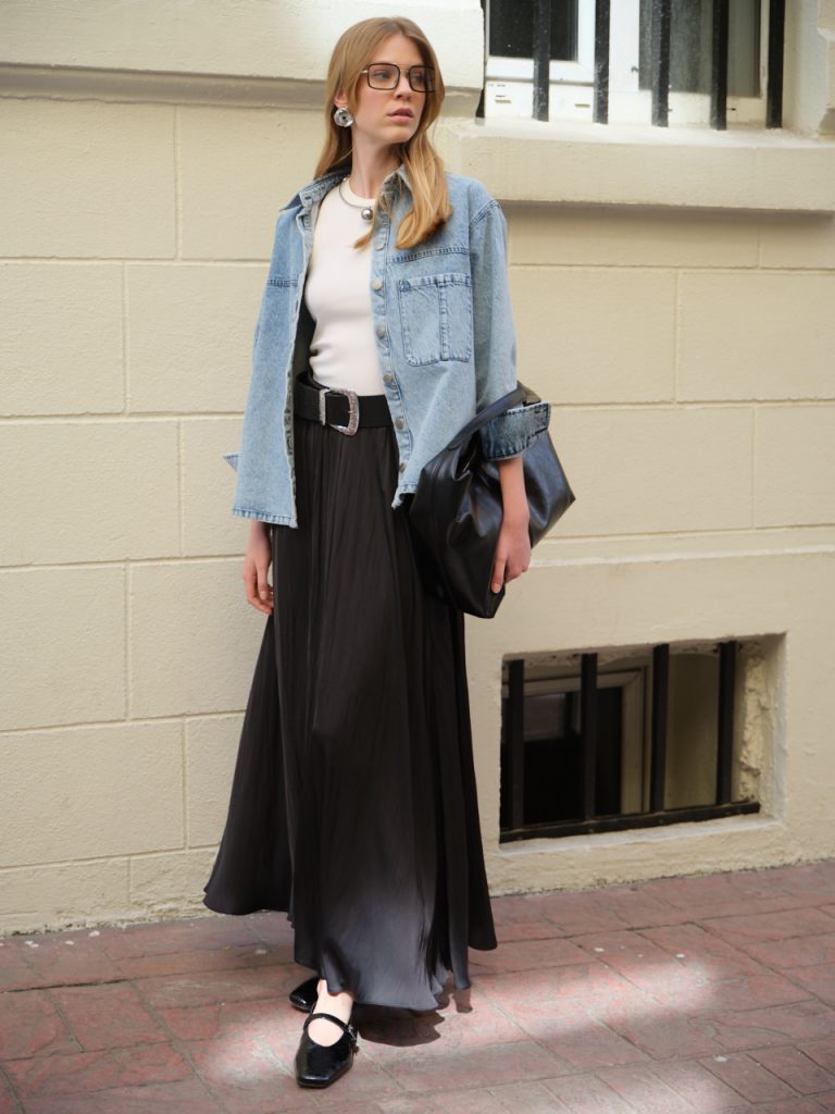 Mizalle Siyah Kırışık Görünümlü Saten Maksi Etek - Mizalle