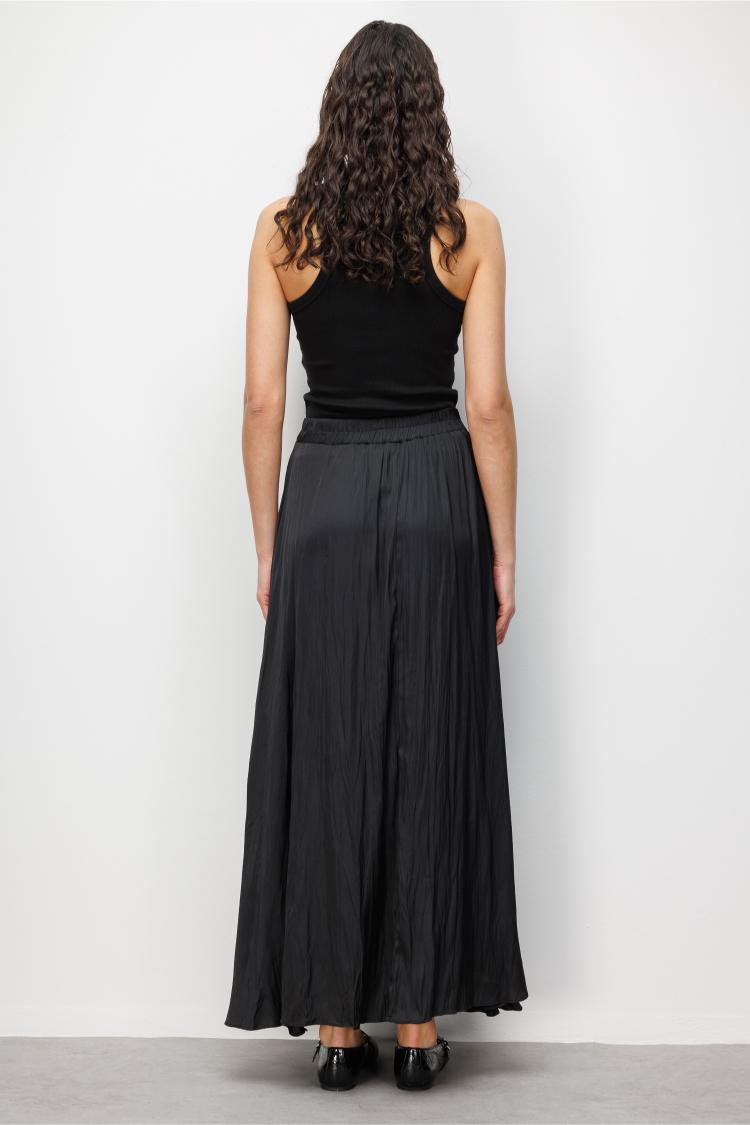 Mizalle Siyah Kırışık Görünümlü Saten Maksi Etek - 2