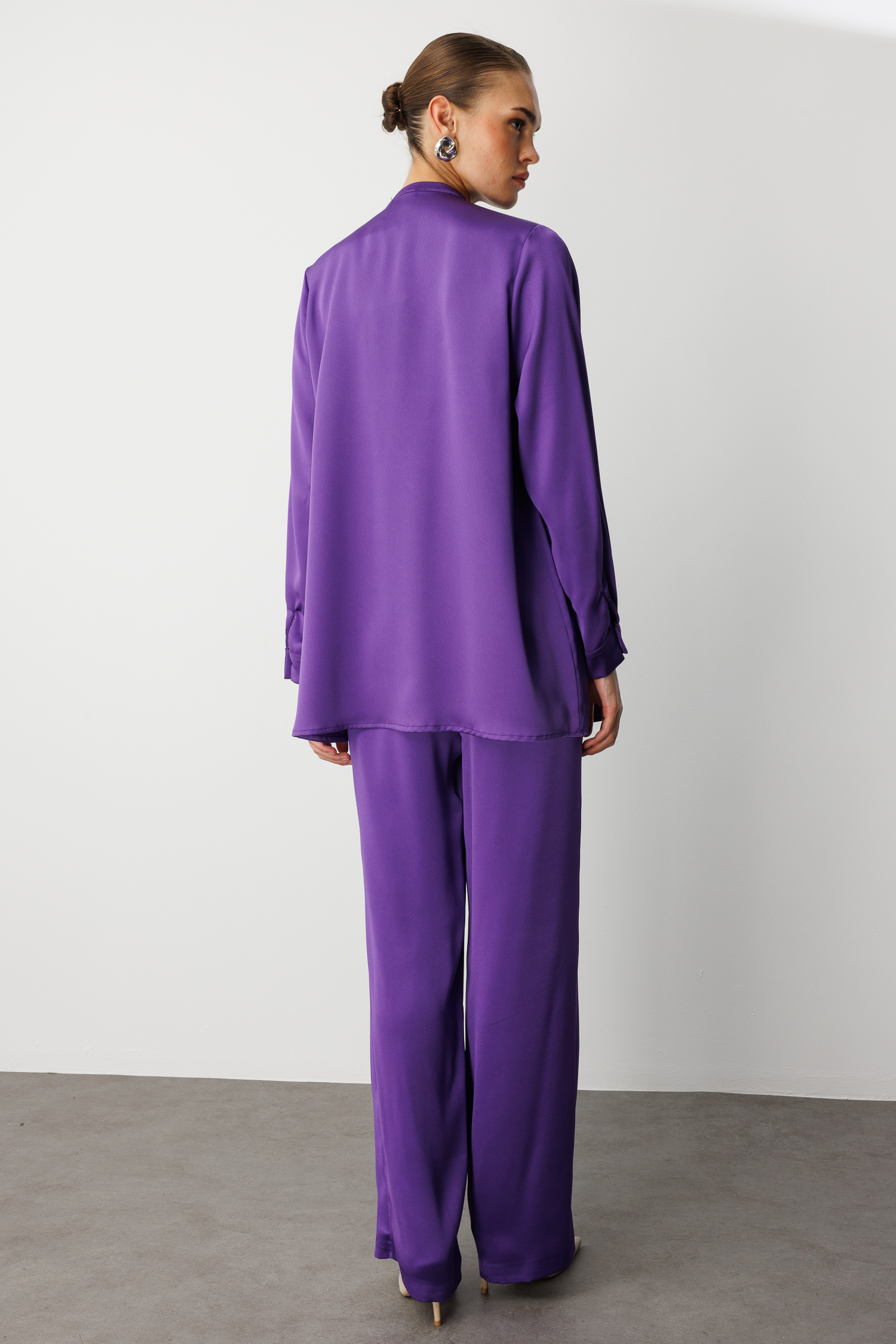 Mizalle Uzun Fular Detaylı Mor Saten Şık Bluz - 4