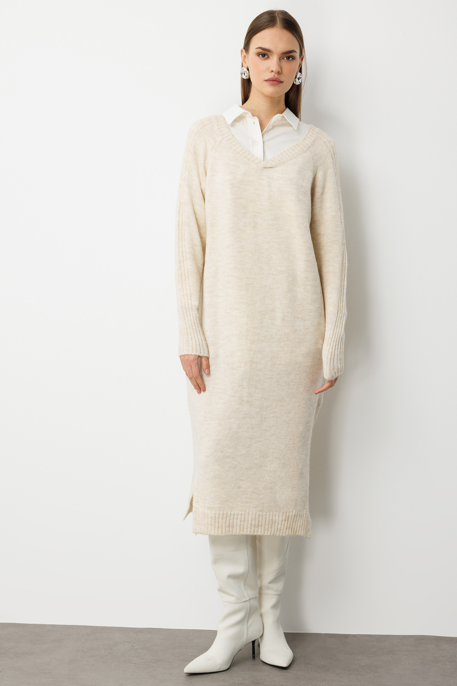 Mizalle V Yaka Oversize Yırtmaçlı Bej Rengi Uzun Triko Elbise