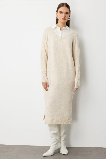 Mizalle V Yaka Oversize Yırtmaçlı Bej Rengi Uzun Triko Elbis - Mizalle