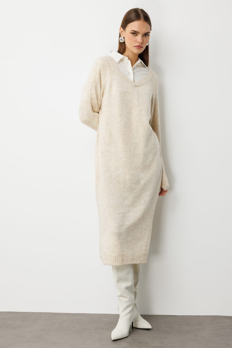 Mizalle V Yaka Oversize Yırtmaçlı Bej Rengi Uzun Triko Elbise - Mizalle