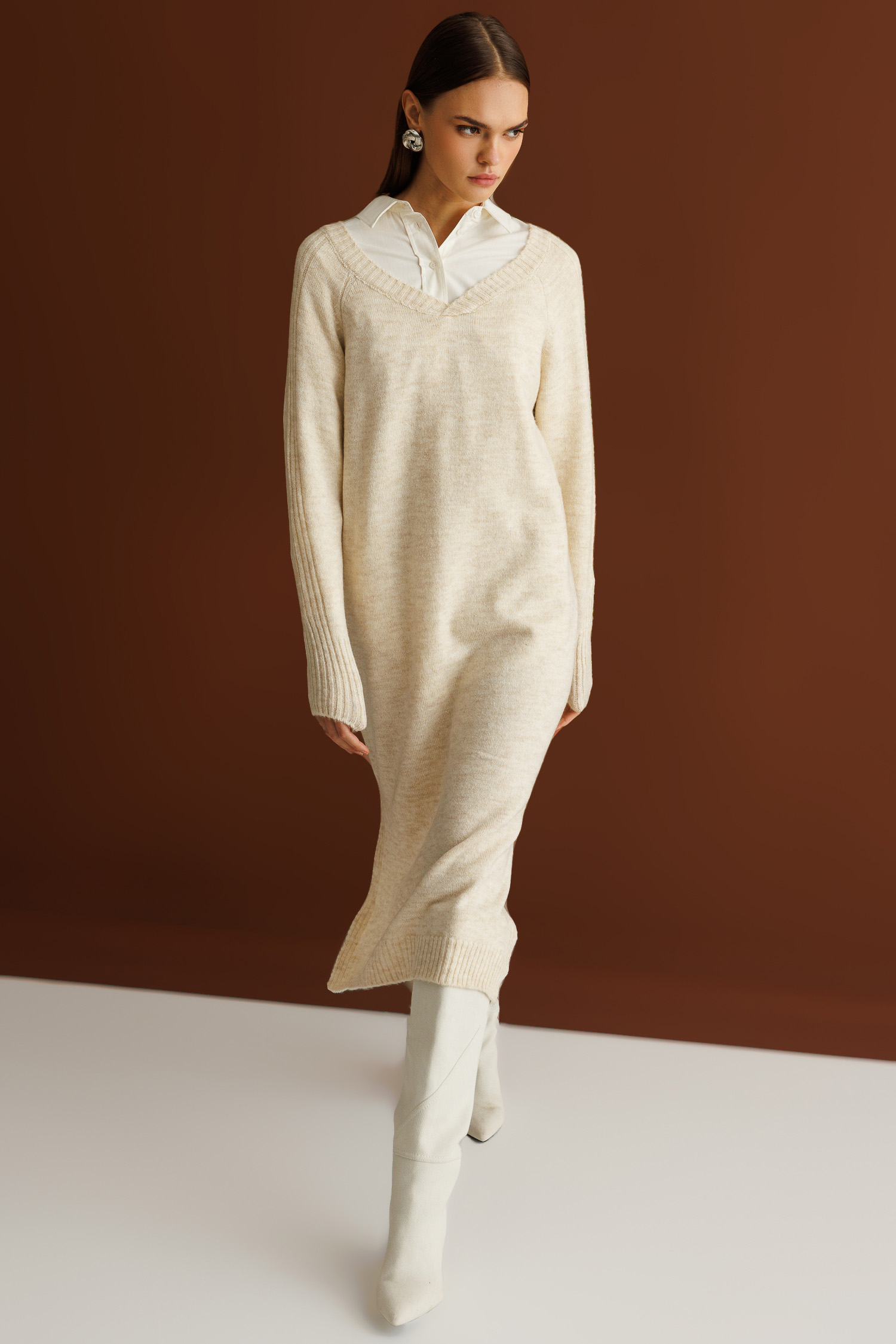 Mizalle - Mizalle V Yaka Oversize Yırtmaçlı Bej Rengi Uzun Triko Elbise