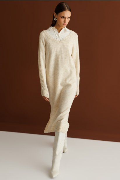 Mizalle V Yaka Oversize Yırtmaçlı Bej Rengi Uzun Triko Elbise - Mizalle