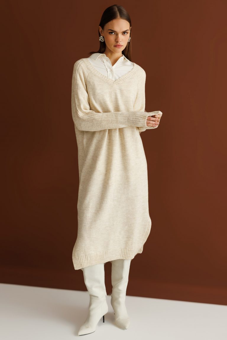 Mizalle V Yaka Oversize Yırtmaçlı Bej Rengi Uzun Triko Elbise - Mizalle