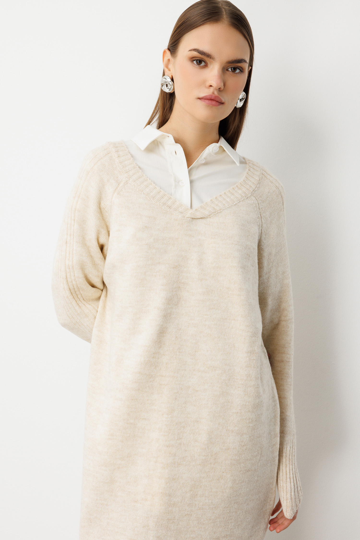 Mizalle V Yaka Oversize Yırtmaçlı Bej Rengi Uzun Triko Elbise